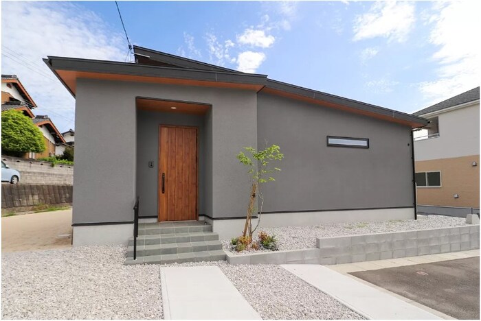 2グレート×ネイビーが映える平屋