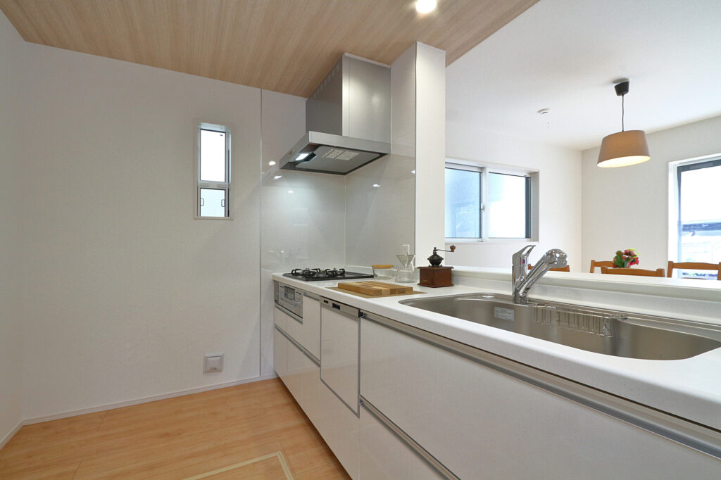 白を基調としたキッチン｜愛知県の中古住宅を検討中の方へ｜新築の規格住宅と比較して確認したいポイント
